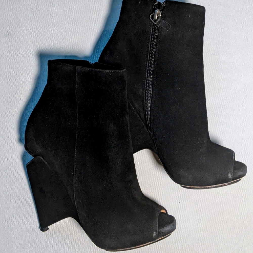Nicholas Kirkwood black suede ankle boots. Size 36 1/2. Vero Cuoio.
